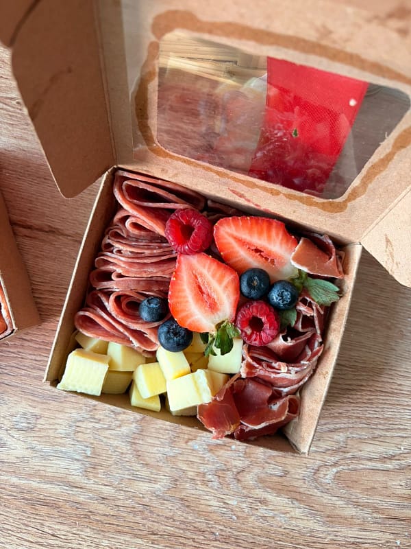 3787e4e8-b15b-423f-ac92-e044c27be61c Picnic Box